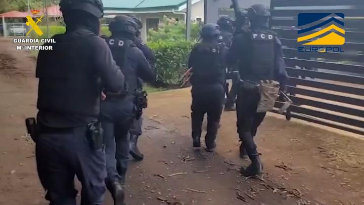 Imagen de 6 agentes durante la operación